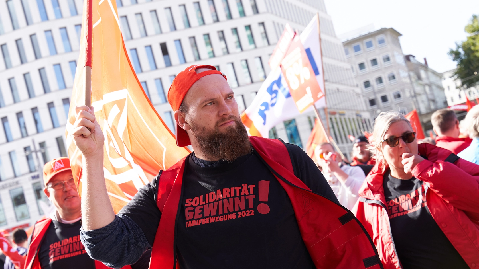 Bei einem Aktionstag zur Tarifbewegung demonstrieren in Bremen hunderte Beschäftigte