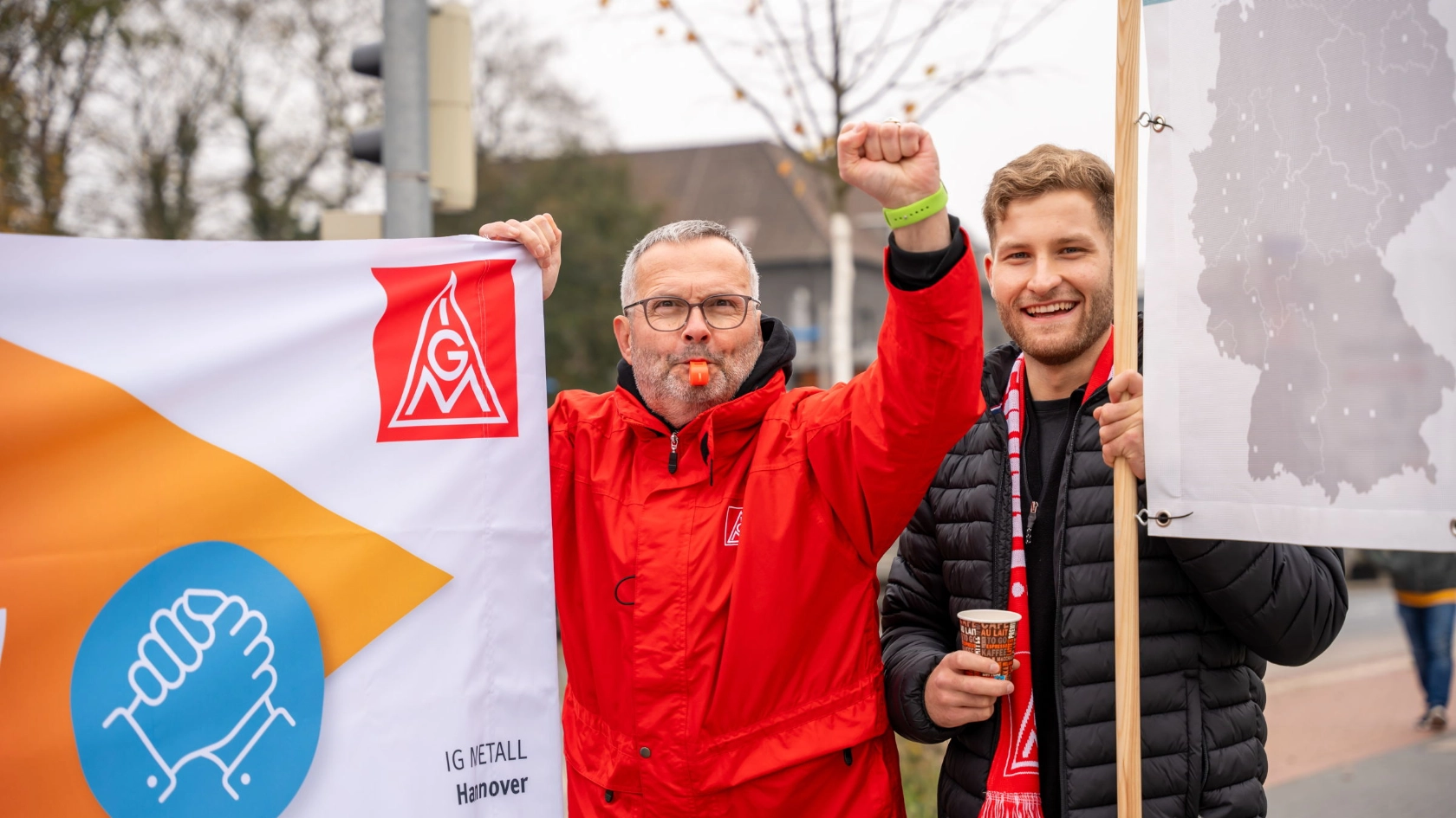 Zwei Beschäftigte beim Warnstreik in der Metall-Tarifrunde