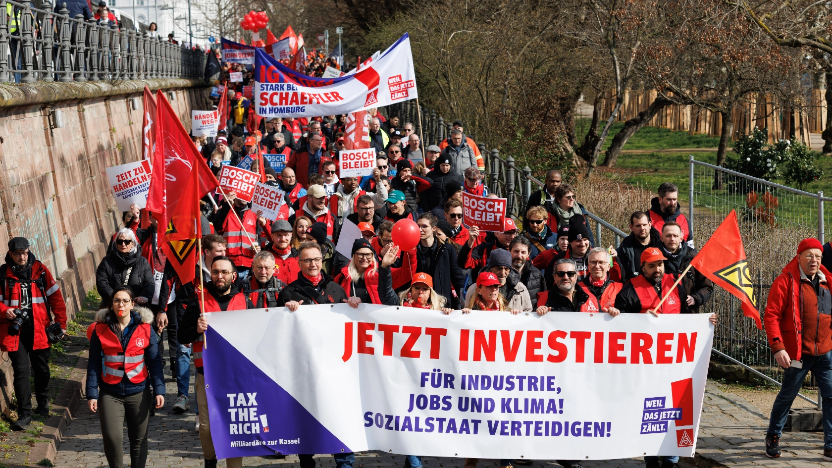 Zukunft statt Kahlschlag in den Betrieben. Offensive Politik für die Industrie. Soziale Sicherheit im Wandel.