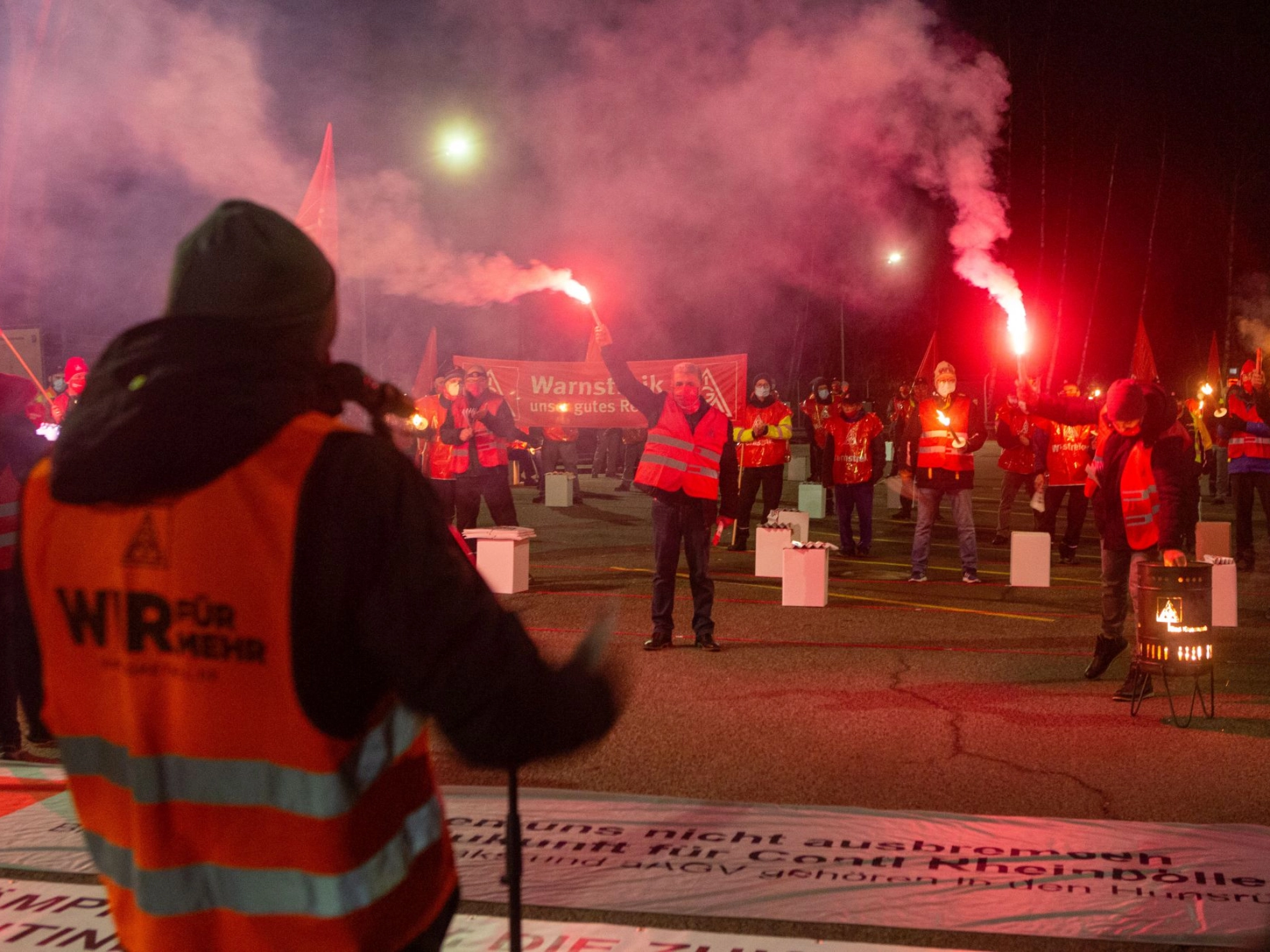 Continental Rheinböllen Zum Ende der Friedenspflicht um Punkt 0 Uhr zog die Nachtschicht zum Warnstreik vor das Werkstor.