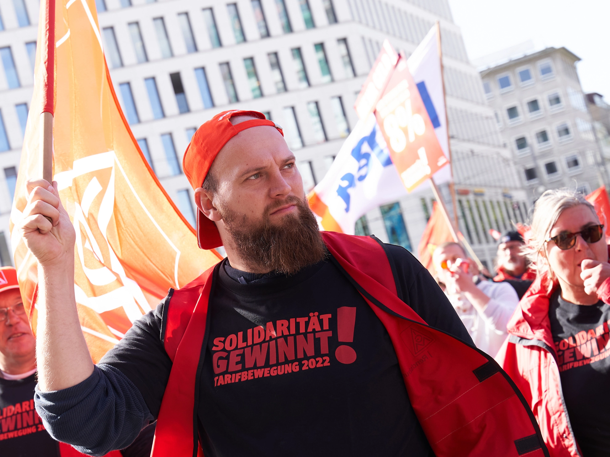 Bei einem Aktionstag zur Tarifbewegung demonstrieren in Bremen hunderte Beschäftigte