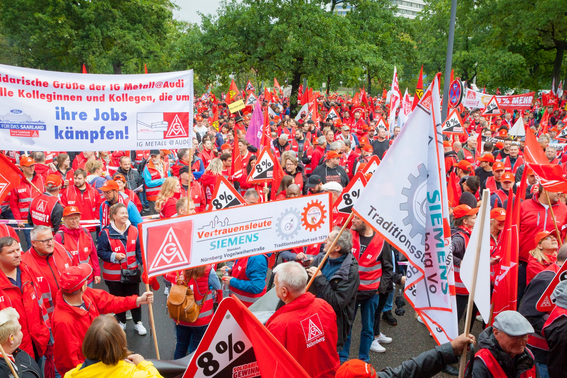 Vor der ersten Verhandlung in Bayern demonstrierten 4000 Beschäftigte in Nürnberg.
